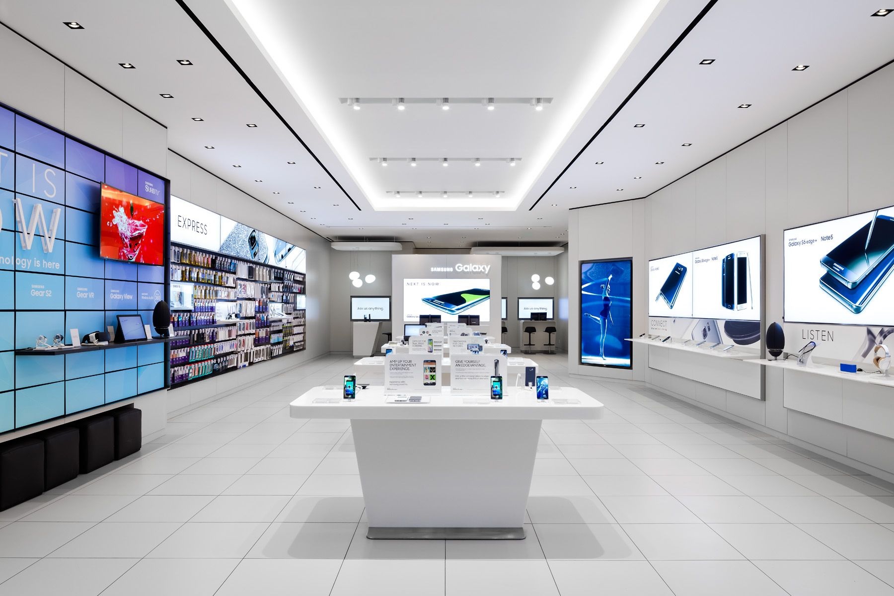 Телефон магазина техники. Samsung Store. Самсунг в Авиапарке. Интерьер магазина техники. Магазин электроники интерьер.